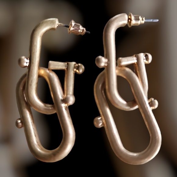 NWT Luxe' by Roman Matte Gold Tone Finish Modern Linked Pierced Earrings - Picture 3 of 7